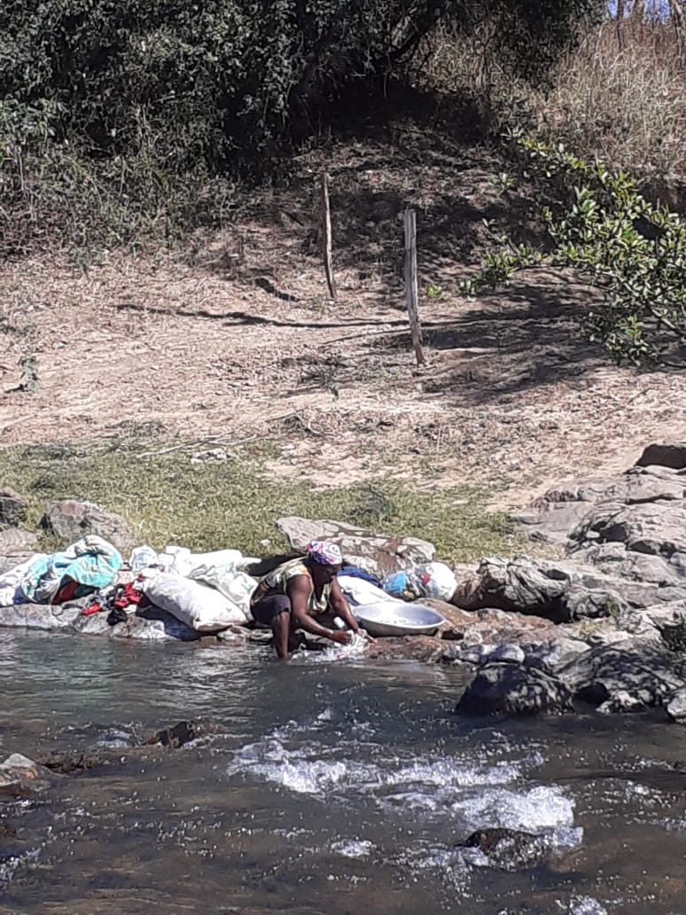 Sofrimento e descaso: mães kalungas andam até 5 km para lavar roupas e buscar água de beber