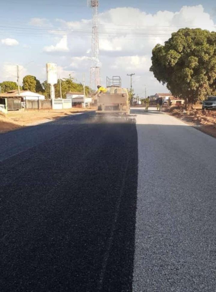 Com vibração de trabalhadores, asfalto chega ao Distrito Prata (GO)