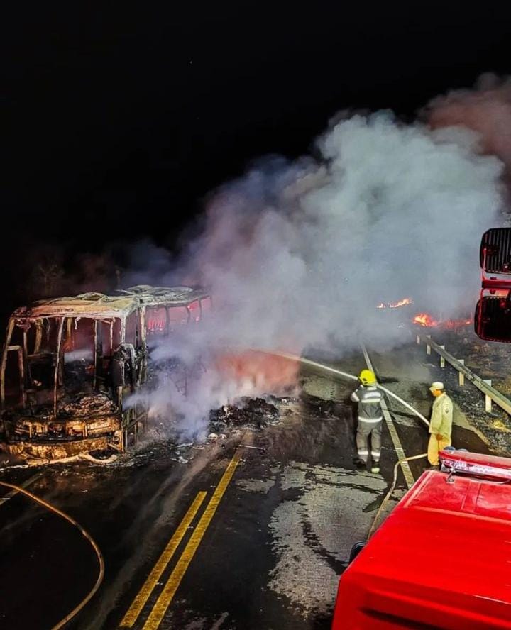 Ônibus pega fogo na BR-020 e fica totalmente destruído; todas as bagagens foram queimadas