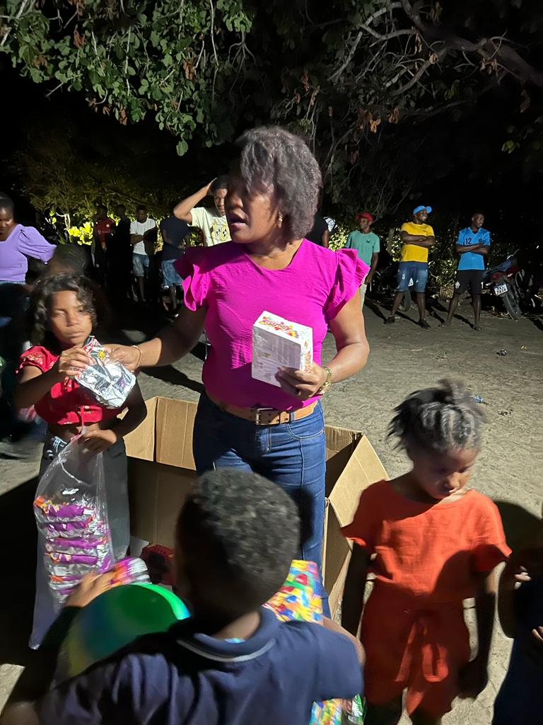 Empresas e ativistas sociais distribuem centenas de brinquedos e guloseimas em comunidades quilombolas