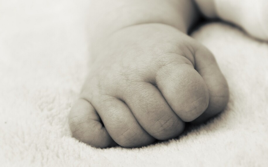 Bebê que morreu horas após nascer é trocado e enterrado por família errada
