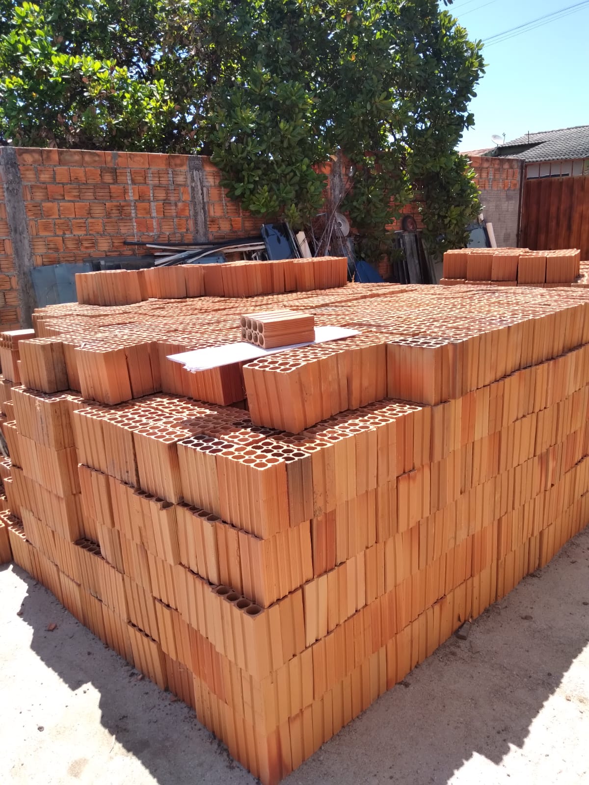 Homem é acusado de furtar cerca dez mil tijolos de obras, em Campos Belos (GO)