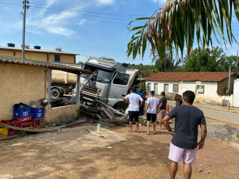 Motorista morre após carreta desgovernada descer ladeira e atingir lanchonete em Guarani de Goiás
