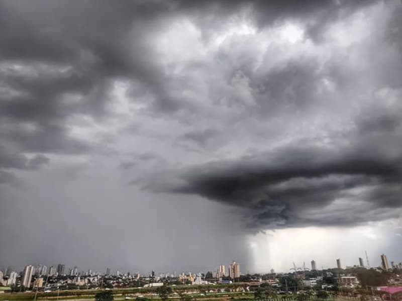 Inmet emite alerta de perigo para chuvas intensas em Goiás; veja as cidades