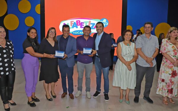Governador premia municípios destaques em alfabetização no Tocantins; Novo Alegre e Dianópolis são destaques
