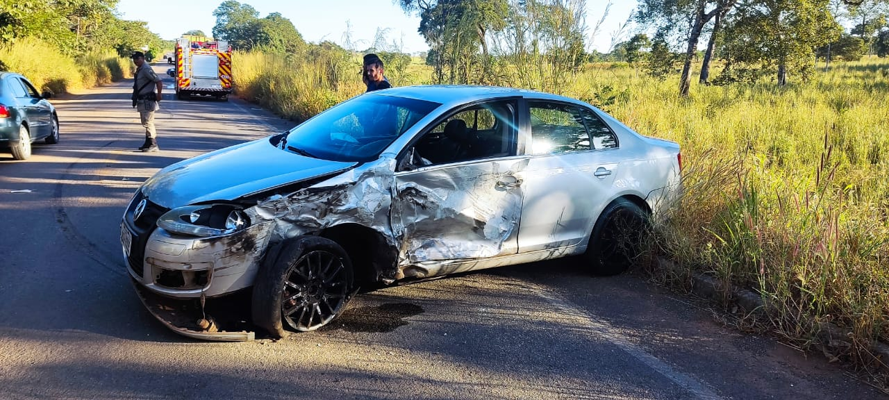 Colisão entre caminhão e carro de passeio gera derramamento de óleo na GO-118