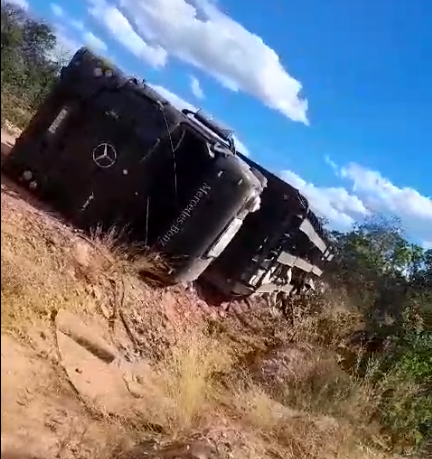 Carreta de boi tomba nas Porteiras; casos são recorrentes