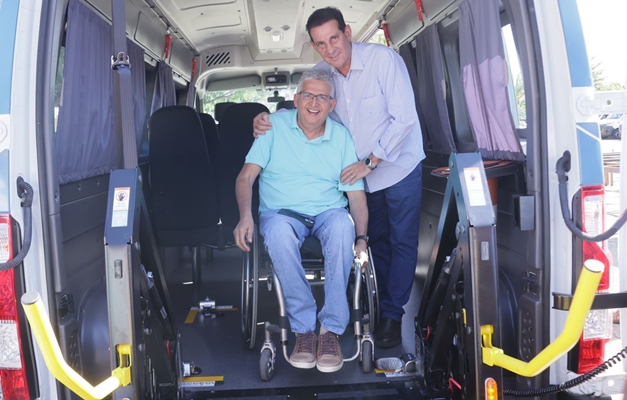 Senador Vanderlan Cardoso entrega 26 vans para municípios goianos