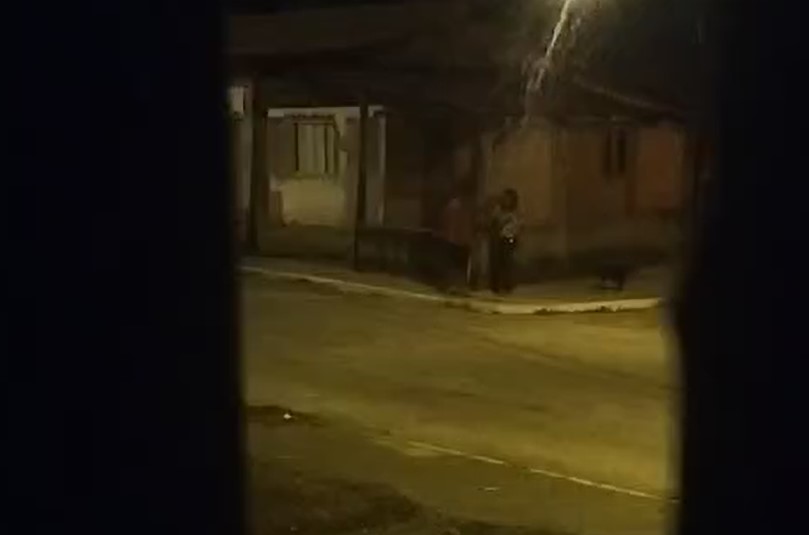 Em chocante vídeo, filha filma padrasto batendo na companheira, em Campos Belos (GO)