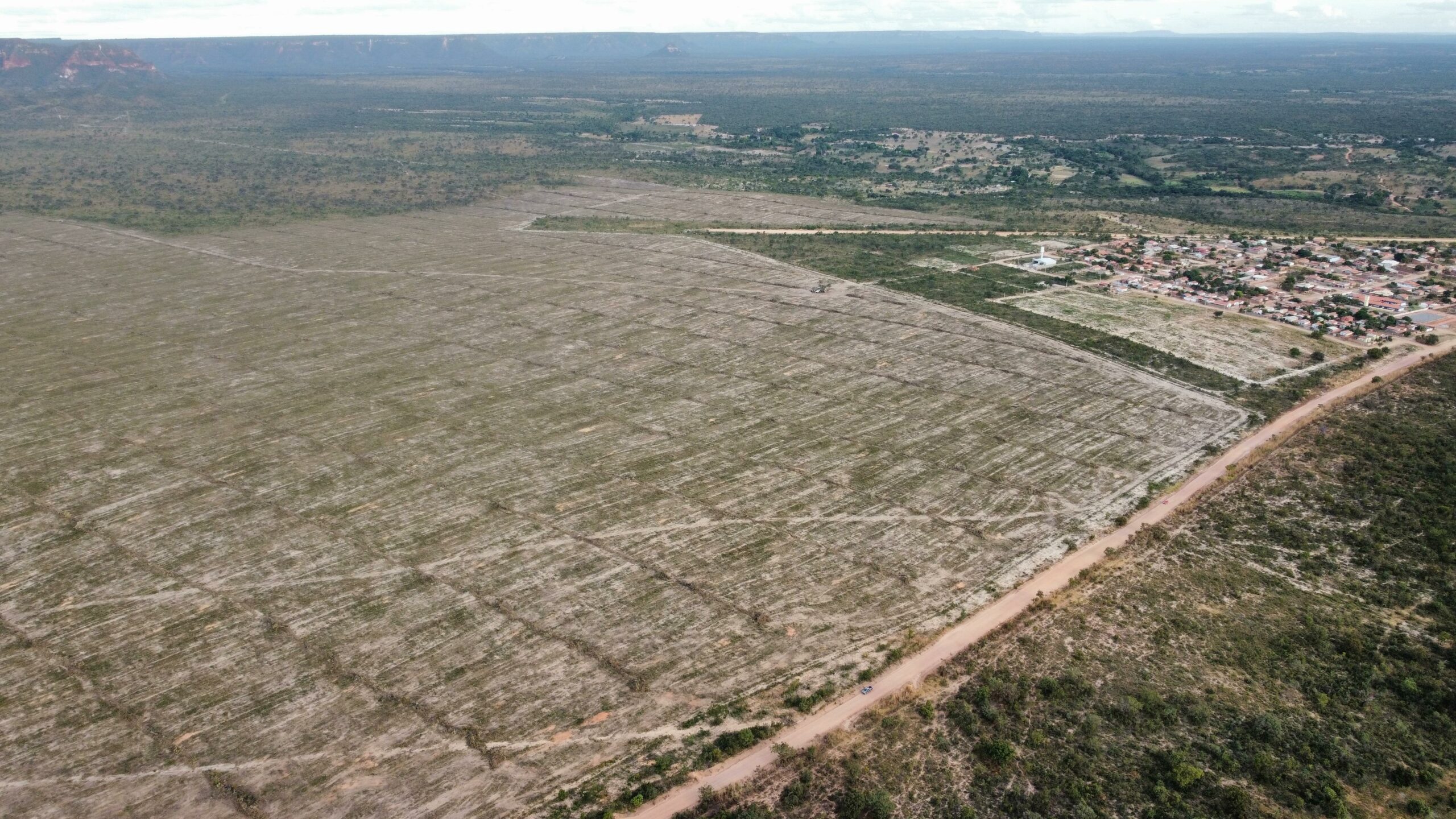 Moradores de São Domingos (GO) estão assustados com desmatamento de fazenda que equivale a 400 campos de futebol de cerrado