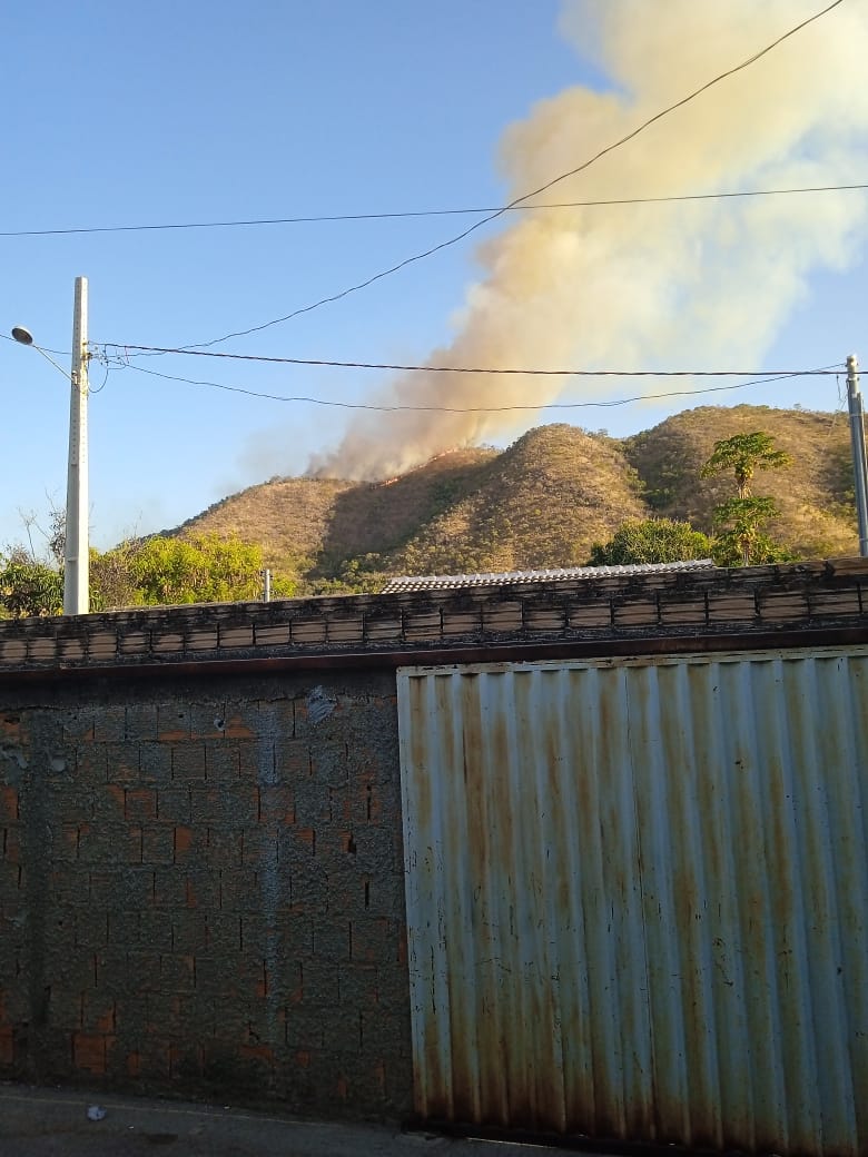 Incêndio de grandes proporções atinge morro de Campos Belos (GO)