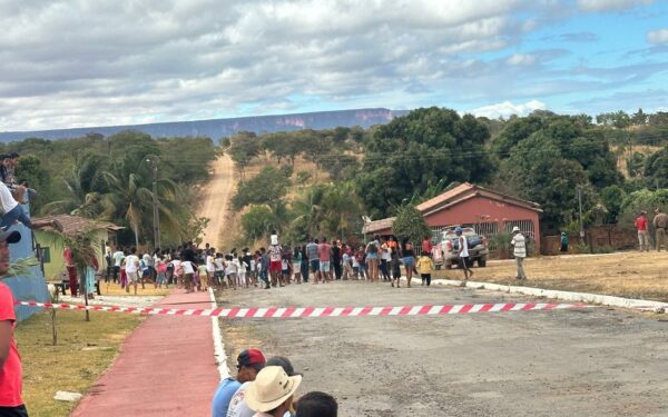 Sertões faz a festa de meninada de Pouso Alto, em Campos Belos (GO); motores rocaram alto