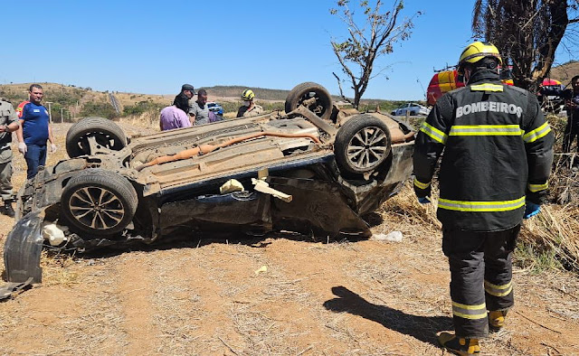 Carro capota da GO-118 e deixa uma mulher ferida; pista boa pode explicar diversos acidentes