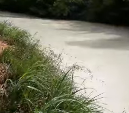 Rio Palmas amanhece com a água branca, como leite