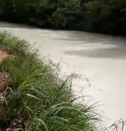 Rio Palmas amanhece com a água branca, como leite