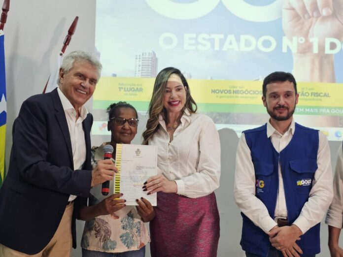 Caiado entrega títulos de terras e caminhões destinados à agricultura familiar do Nordeste Goiano