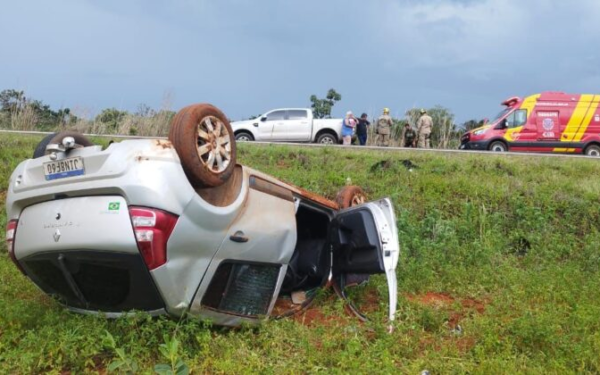 Motorista perde o controle e veículo capota na GO-118