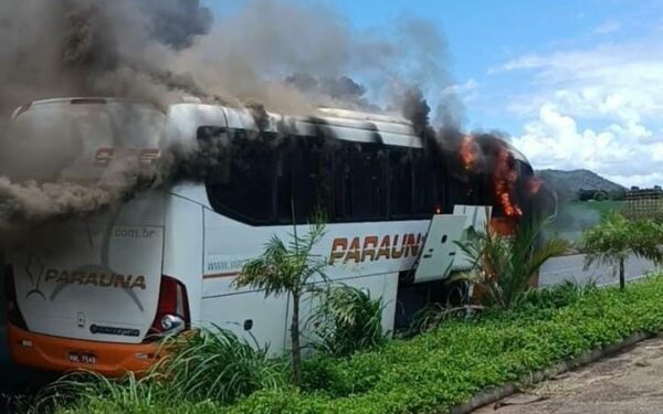 Ônibus pega fogo em frente a Barreira da Polícia Rodoviária e PMs resgatam 25 passageiros