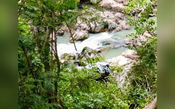 Em Campos Belos (GO), motorista fica ferido após despencar de ribanceira no rio Bezerra