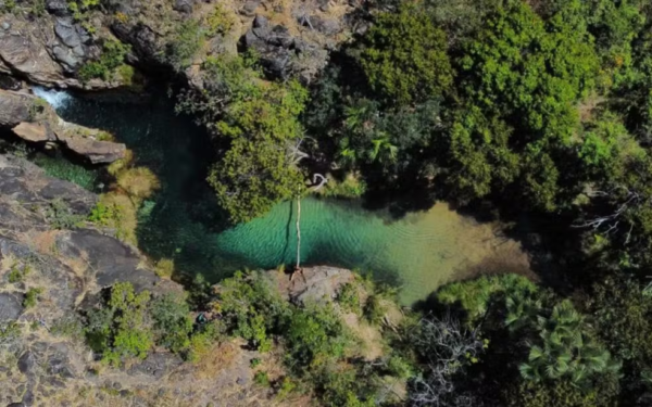 Justiça determina que fazendeiro pare de cobrar pedágio para que turistas tenham acesso a área de cachoeiras na Chapada dos Veadeiros