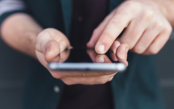 Funcionária encontra celular com câmera ligada no banheiro do trabalho