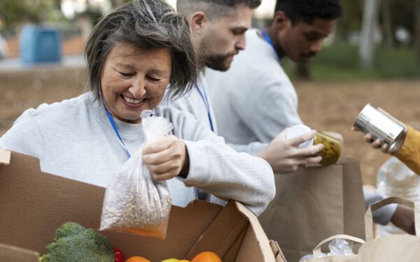 Iniciativa resgata 8 toneladas de alimentos por semana e destina a famílias carentes no Brasil