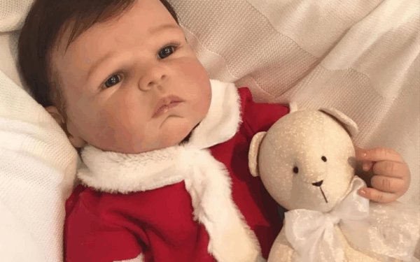 Projeto quer multar em R$ 30 mil quem furar fila com bebê reborn, as bonecas realistas