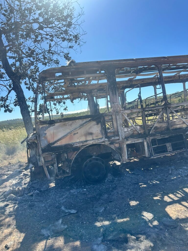 Ônibus escolar é incendiado em Guarani de Goiás e prefeitura repudia ato de vandalismo