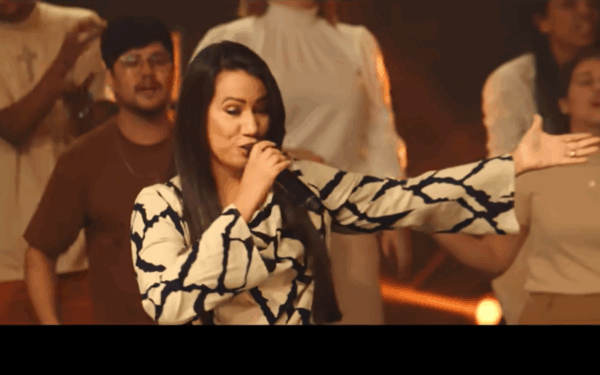 Cantora gospel Erika Lopes emociona o público com nova releitura de clássico da música cristã