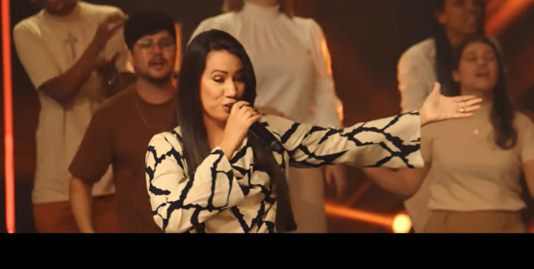 Cantora gospel Erika Lopes emociona o público com nova releitura de clássico da música cristã