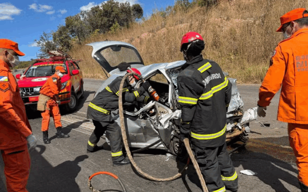 Acidente deixa cinco mortos, numa  colisão entre carro e carreta próximo a Dianópolis (TO)