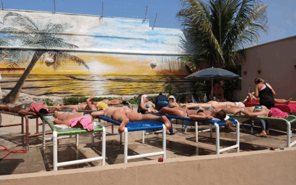 Polícia prende  homem que entrou em construção para espiar mulheres em estabelecimento de bronzeamento artificial