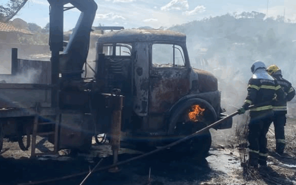Incêndio de grandes proporções atinge veículos e vegetação em Campos Belos (GO)